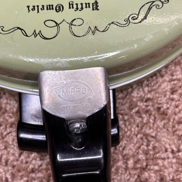 Vintage MCM Mirro Folding Puffy & French Omelet Pan Yellow Pre Owned Cottagecore - Picture 8 of 9
